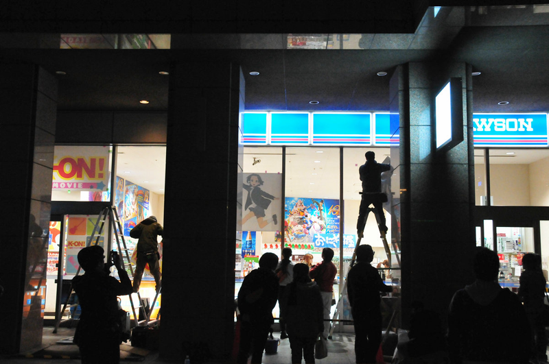 Illustration for article titled Watch Men Turn a Convenience Store into a Schoolgirl Anime Mecca